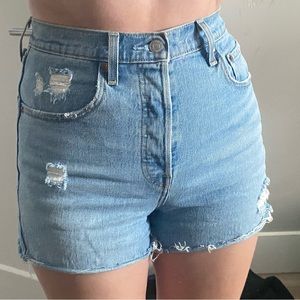 LEVI’S RIBCAGE SHORTS